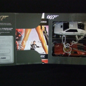 Photo: Roger Moore Signed Cars 1