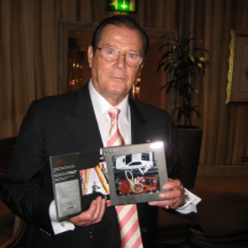 Photo: Roger Moore Signed Cars 2