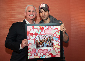Carlos Carrazana surprises Enrique Iglesias with valentines from kids in Save the Children's Filipino programs