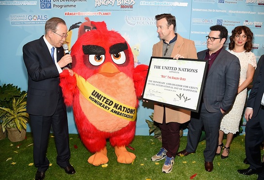 Red with his new friends Ban Ki-moon and Jason Sudeikis