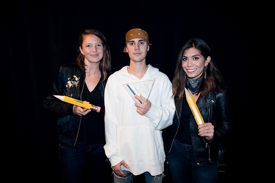 Pencils of Promise executives Leslie Engle Young (L) and Natalie Ebel (R) present Justin Bieber with the first-ever Pencils of Promise Global Ambassador award