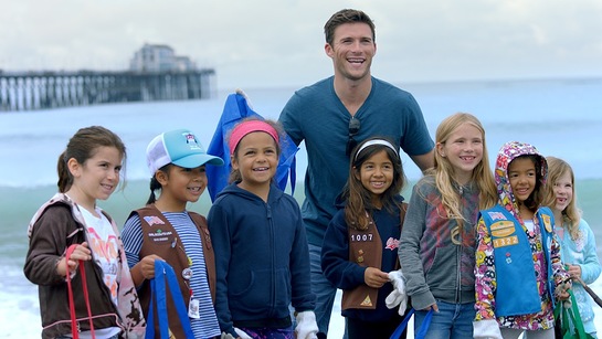 Scott Eastwood and volunteer kids