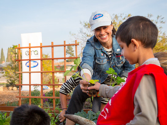 Constance Zimmer plants a garden for students in Santa Ana, Calif. with Birds Eye Vegetables and the Environmental Media Association