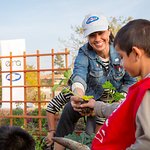 Constance Zimmer Plants Local Garden With #Greenmyschool Program