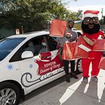 Former NBA Star Baron Davis and Toyota Bring Gifts and Cheer to L.A. Families in Need