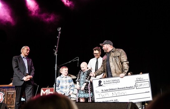 Richard Shadyac Jr., President and CEO of ALSACl; St. Jude patients Ian and Kenlie; Bobby Bones and Garth Brooks on stage for $2 million check presentation.