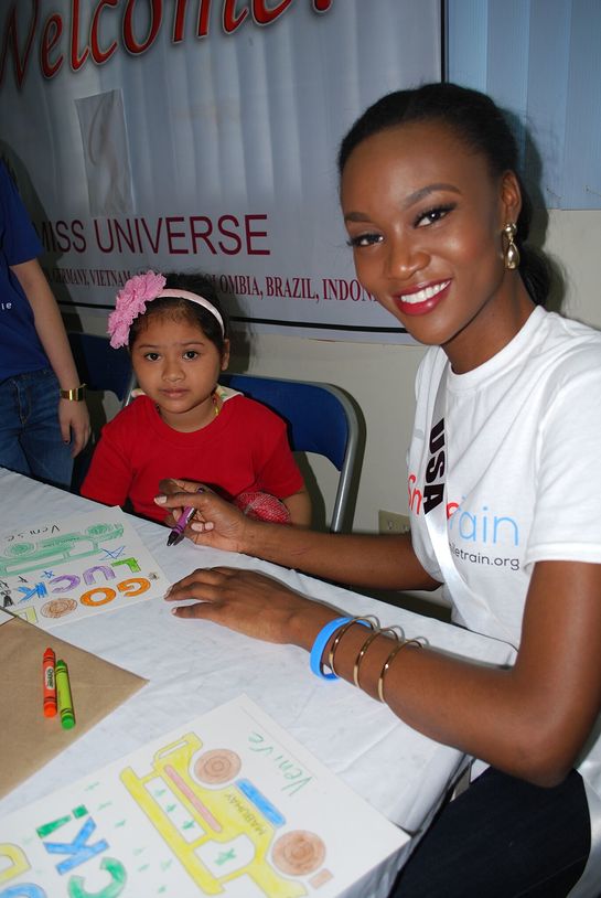 Miss USA Deshauna Barber in the Philippines to see Smile Train's local programs