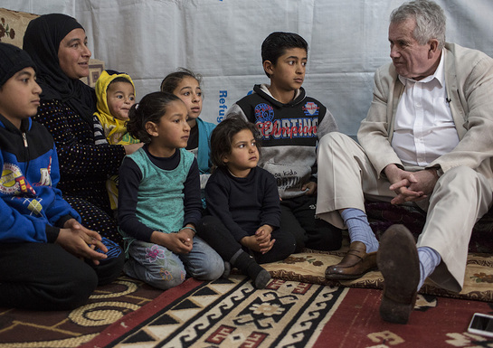 MARTIN BELL MEETS REFUGEE CHILDREN 