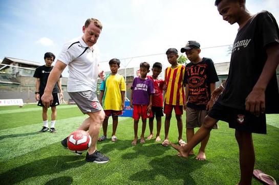 Arsenal legend meets children benefitting from new football programme