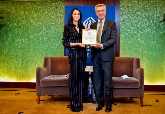 Filippo Grande presents a certificate of renewal to UNHCR Goodwill Ambassador Yao Chen