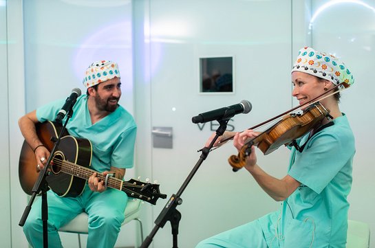 Alex Ubago and Sharon Corr during the concert