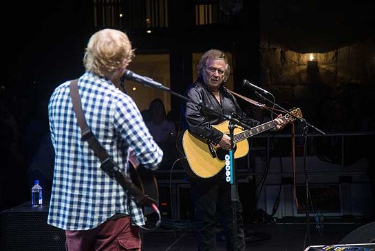 Ed Sheeran and Don McLean perform Vincent together.