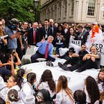 Yoko Ono, Ringo Starr, Jeff Bridges Recreate Historic Bed-In With John Lennon Educational Tour Bus