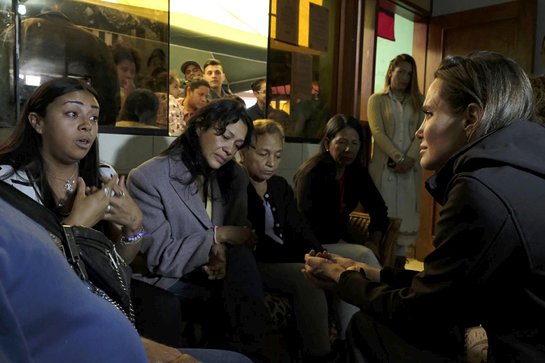 Angelina Jolie listens to Venezuelan women at the Albergue Sin Fronteras shelter