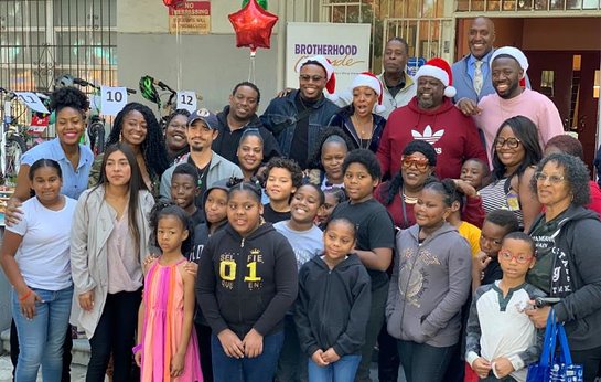 Cedric The Entertainer, along with cast members of The Neighborhood, visited the Brotherhood Crusade 