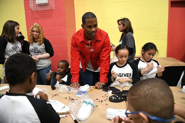 Victor Cruz Kicks Off DSW's Shoe Donation Summer Campaign