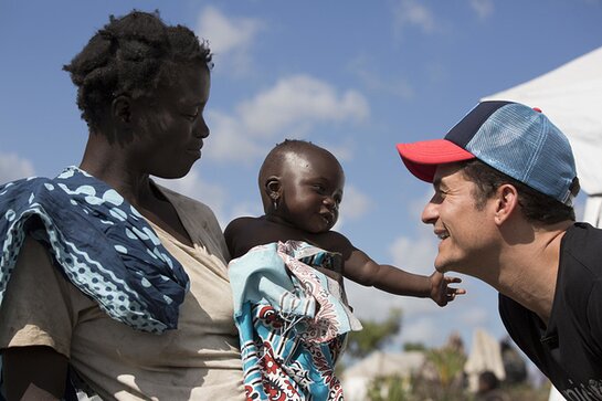  Orlando Bloom visits with Logina Jona, 5 months, and her mother Sonia Paulo Jona in the Mutua Resettlement Site