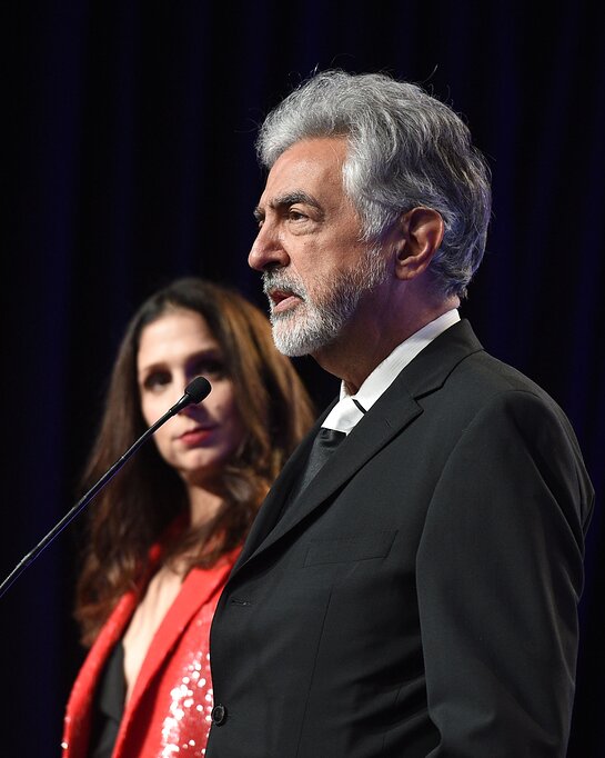 Host Joe Mantegna, Actor in Host Joe Mantegna, Actor in