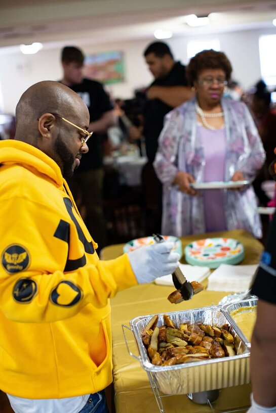 Jermaine Dupri served roasted vegan turkey, stuffing and mashed potatoes to families in need in Atlanta. Jermaine Dupri served roasted vegan turkey, stuffing and mashed potatoes to families in need in Atlanta.