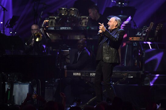 Neil Diamond performs onstage at the 24th annual Keep Memory Alive Power of Love Gala Neil Diamond performs onstage at the 24th annual Keep Memory Alive Power of Love Gala