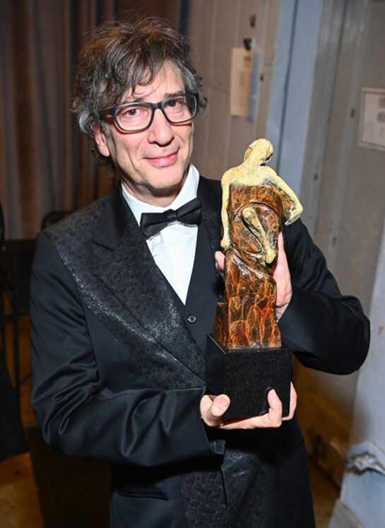 Honoree Neil Gaiman, recipient of the Visionary Award, attends The Art of Elysium's 25th Anniversary HEAVEN Gala