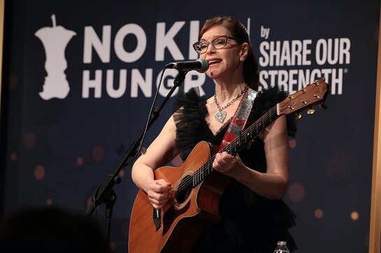 Lisa Loeb performs at No Kid Hungry Dinner