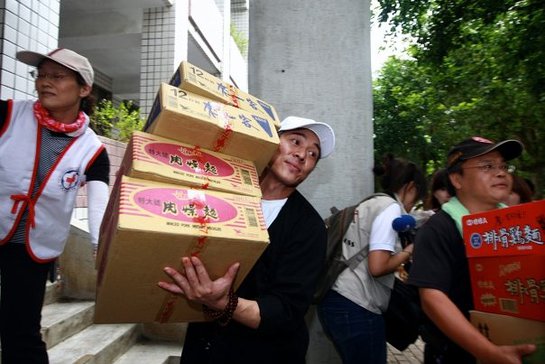 Jet Li - Disaster relief in wake of Morakot