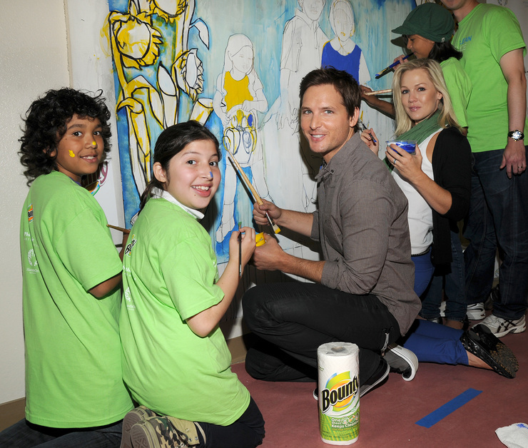 Peter Facinelli and Jennie Garth Make A Clean Difference