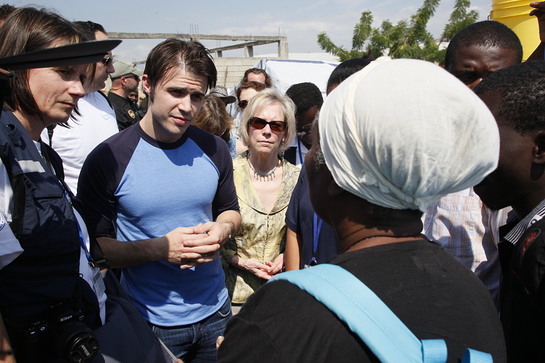 Kris Allen UN Foundation CEO Kathy talk with Haitian women about nutrition and health issues at a UN assistance program site in Port-au-Prince