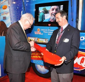 Warren Buffett Signs The Ice Cream Spoon