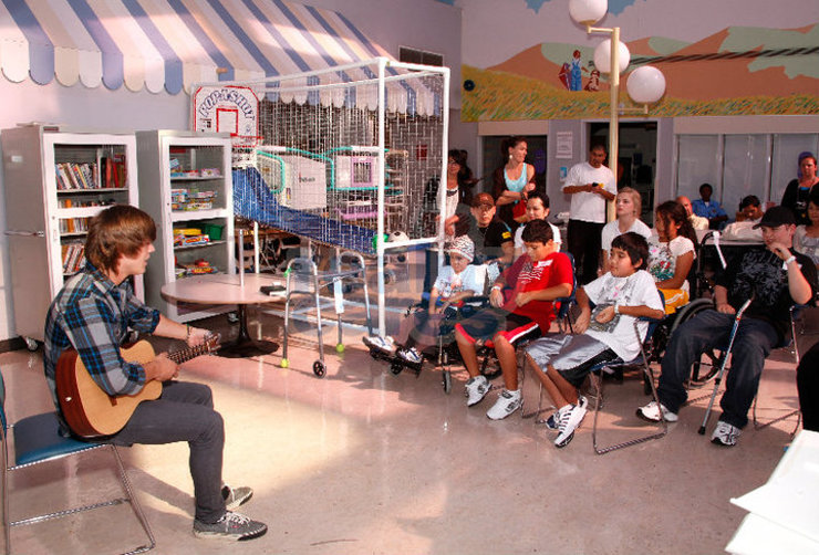 Alex Lambert at Children's Hospital LA with Reality Cares