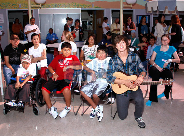 Alex Lambert performs at Children's Hospital LA with Reality Cares
