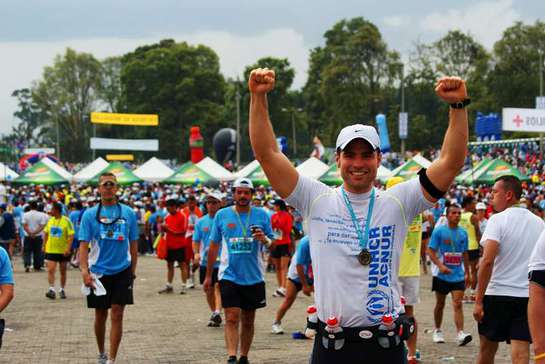 Roberto Manrique takes part in the Bogota marathon to support Colombian refugees.