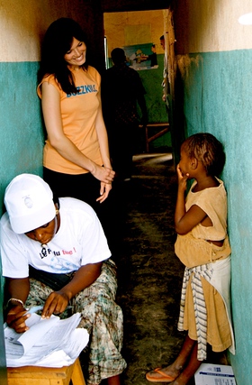 Mandy Moore Distributes Nets In Africa