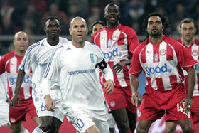 Zinedine Zidane plays charity soccer