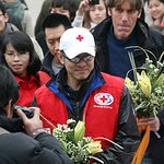 Jet Li Spends Time with Volunteers in Vietnam