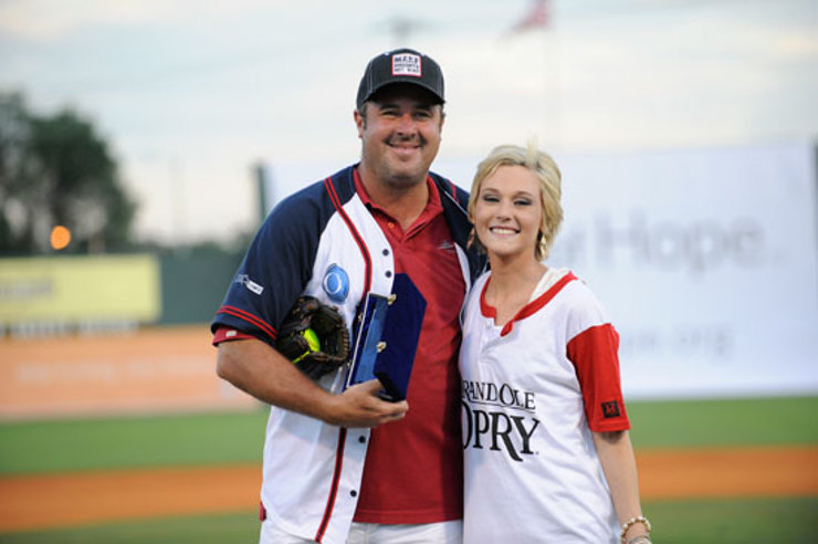 City of Hope patient Nichole Schulz presented Vince Gill with the Ambassador of Hope Award.