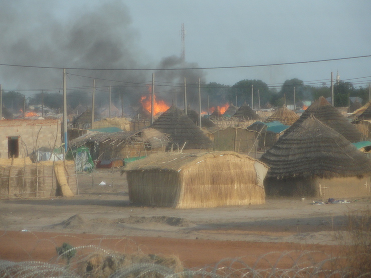 Tukuls burning in Abyei town - May 23, 2011