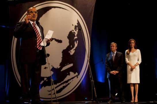 SHS founder Nasser Salim Ali Al-Hamairy makes an acceptance speech as Angelina Jolie and UNHCR chief António Guterres look on.