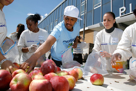 Nick Cannon helps out Feeding America