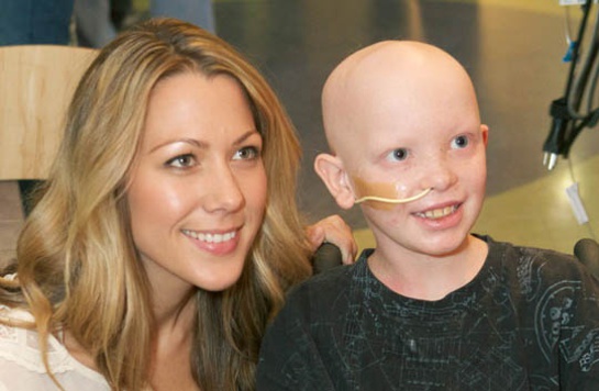 Colbie Caillat and a patient of Monroe Carell Jr. Children's Hospital