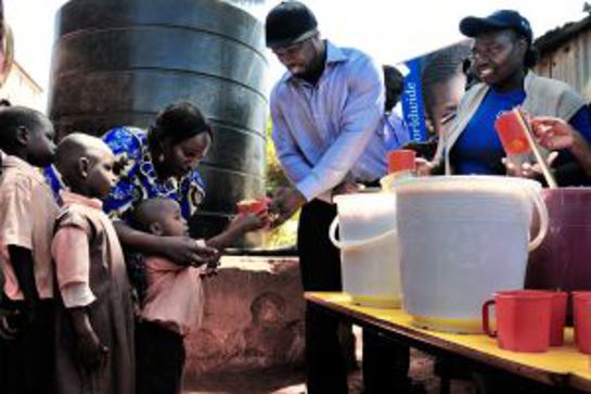 50 Cent serves WFP food to school kids in a Nairobi slum