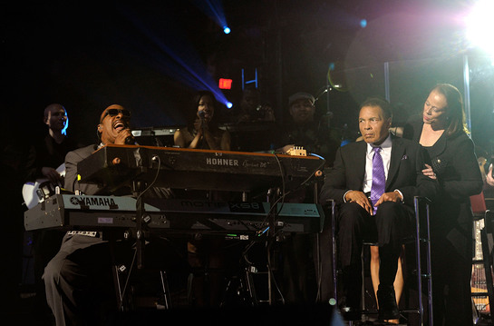 Stevie Wonder serenades boxing legend Muhammad Ali and Lonnie Ali