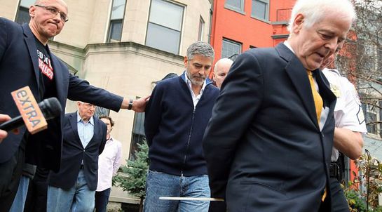 Clooney arrested outside Sudanese embassy