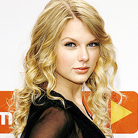 Taylor Swift brightens up children's day with visit to sick kids