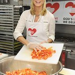 Heidi Klum Helps Feed The Needy