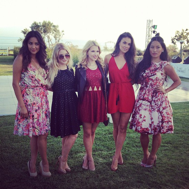 Shay Mitchell, Renee Olstead, Claudia Lee, Serinda Swan, Chloe Flower