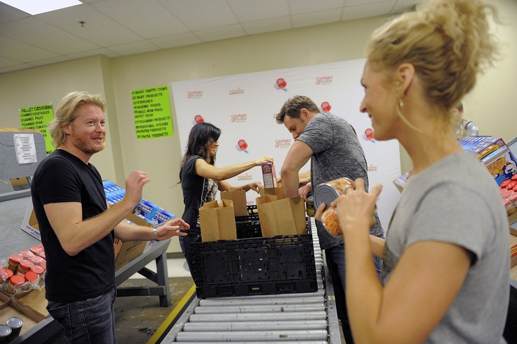 Little Big Town Help Out At Feeding America Tampa Bay
