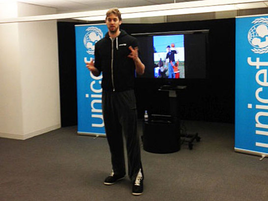 Pau Gasol speaking to UNICEF supporters