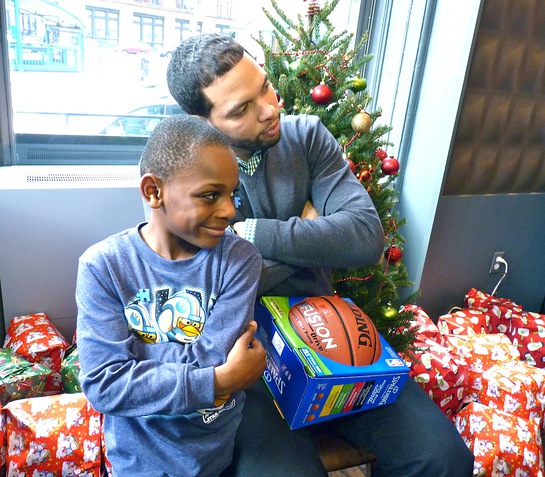 Deron Willaims Signs Basketballs for Autism Speaks